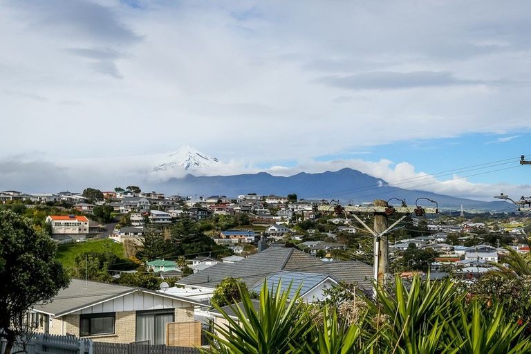Photo of property in 4 Scott Street, Moturoa, New Plymouth, 4310