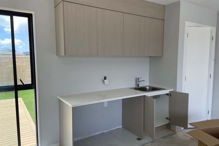 Photo of property in 21 Mcindoe Road, Kumeu, 0810