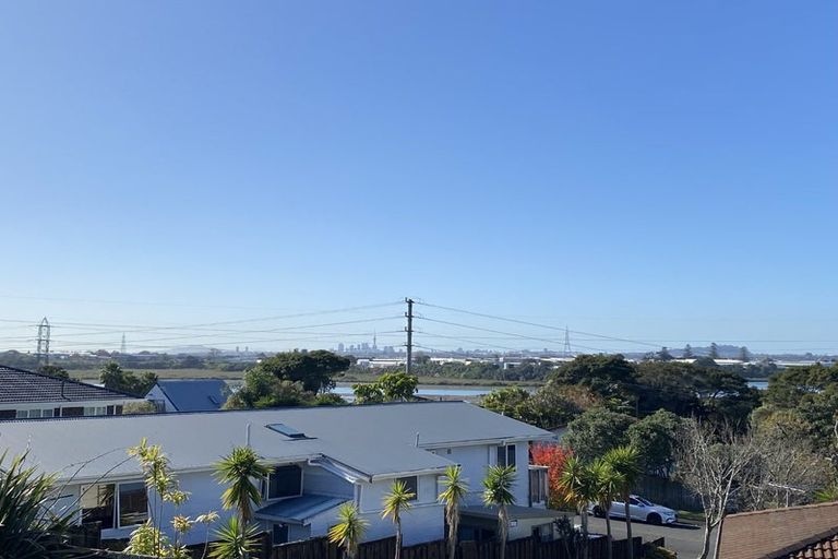 Photo of property in 1/11 Talavera Place, Te Atatu South, Auckland, 0602