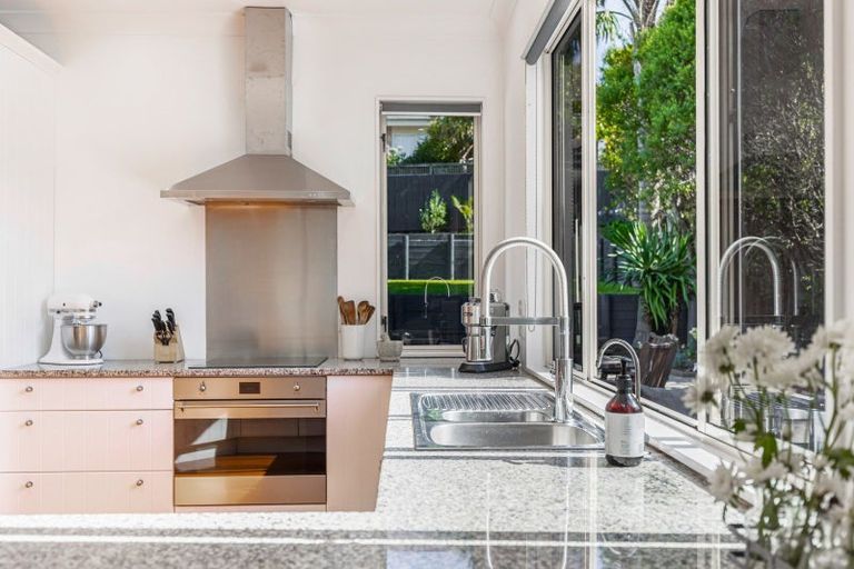 Photo of property in 30 Hogarth Rise, West Harbour, Auckland, 0618