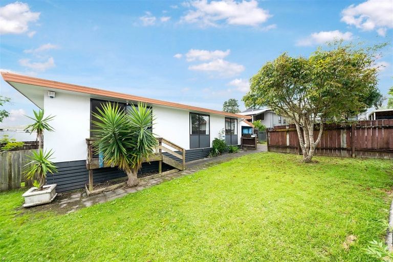 Photo of property in 2/76 Parrs Cross Road, Henderson, Auckland, 0612