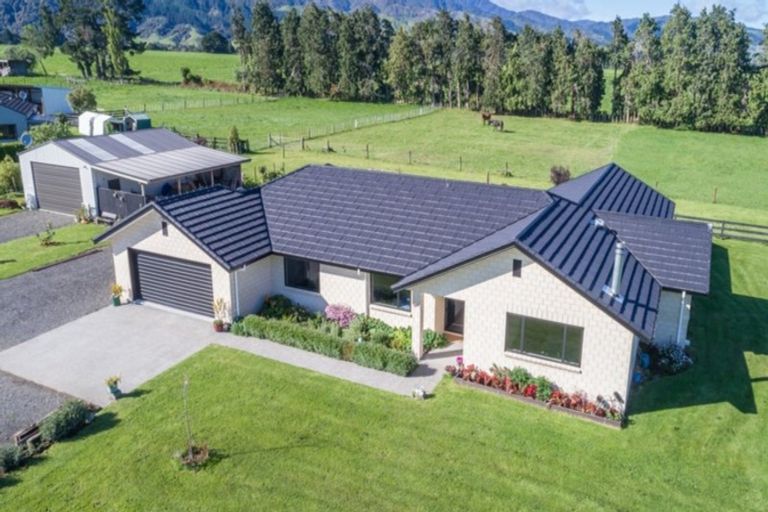 Photo of property in 398a Tararua Road, Levin, 5571