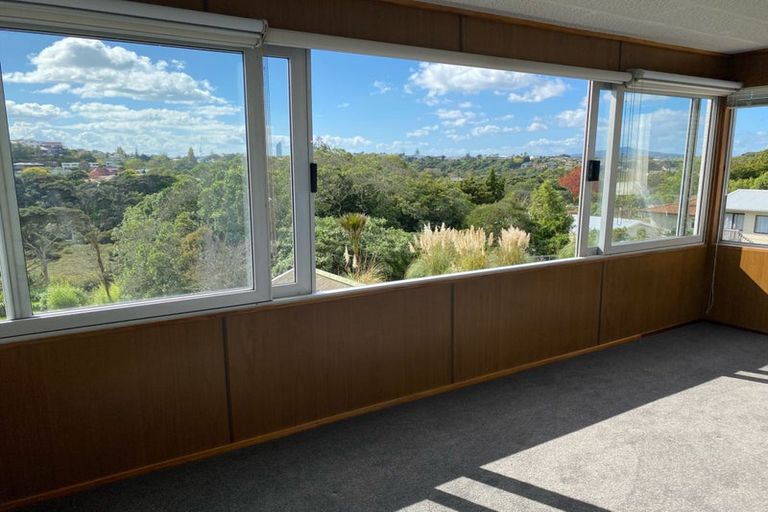 Photo of property in 43 Onewa Road, Northcote, Auckland, 0627