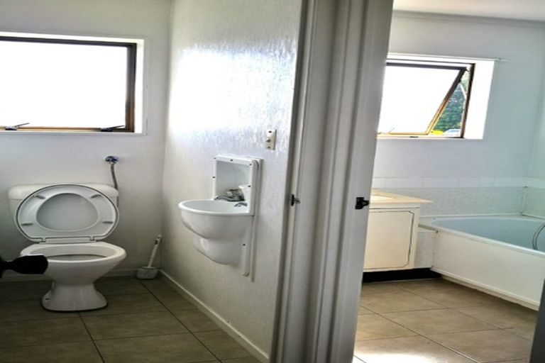 Photo of property in 2/320 Pakuranga Road, Pakuranga Heights, Auckland, 2010