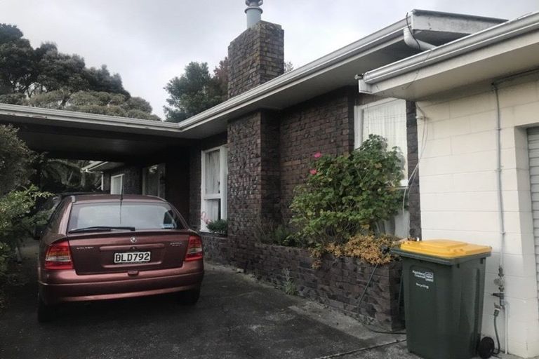 Photo of property in 63 Candia Road, Henderson Valley, Auckland, 0614