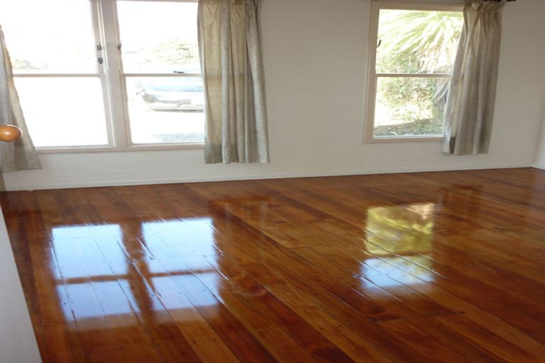 Photo of property in 8a Serjeant Street, Henderson, Auckland, 0612