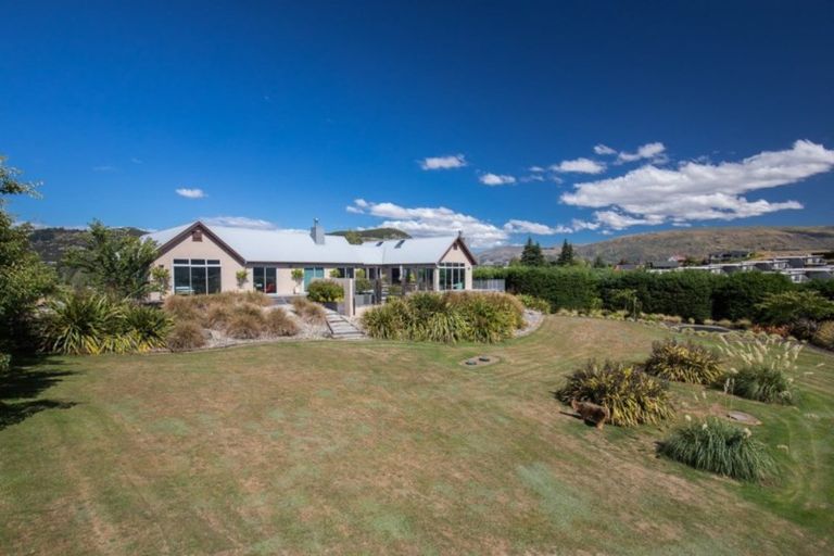 Photo of property in 1 Peak View Ridge, Wanaka, 9305
