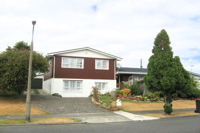Photo of property in 18 Brightwater Crescent, Totara Park, Upper Hutt, 5018