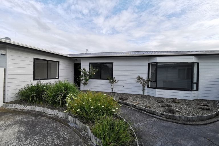 Photo of property in 87 Hillcrest Drive, Kelvin Grove, Palmerston North, 4414