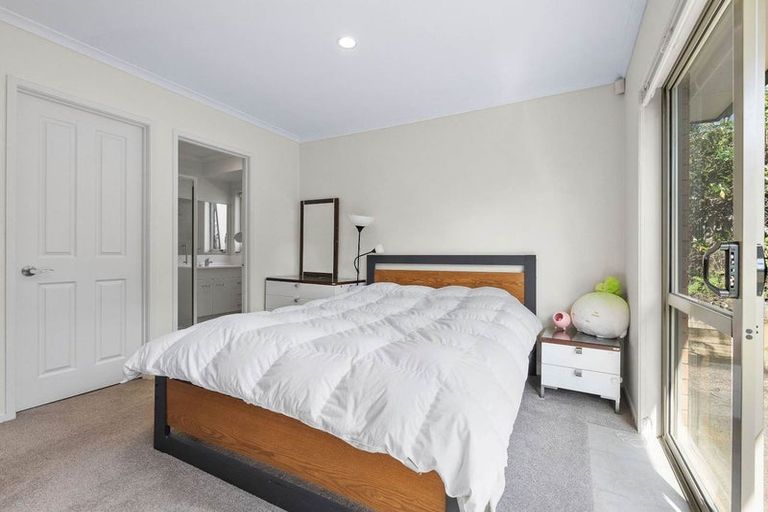 Photo of property in 142 Oaktree Avenue, Browns Bay, Auckland, 0630