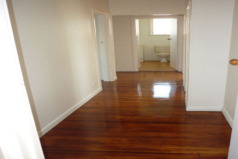 Photo of property in 8a Serjeant Street, Henderson, Auckland, 0612