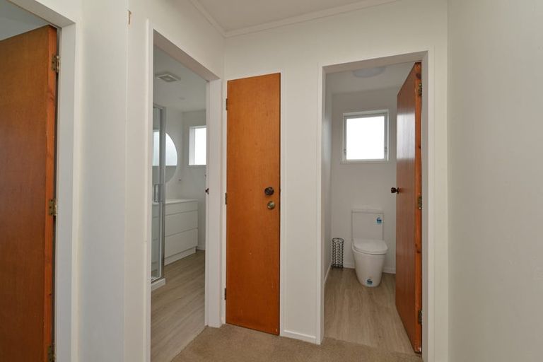 Photo of property in 5a Edgecombe Street, Newlands, Wellington, 6037