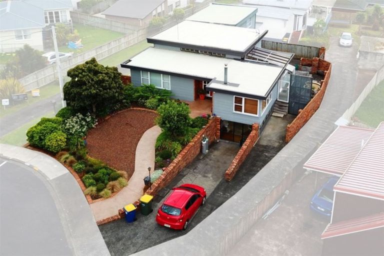 Photo of property in 3 Hillary Heights Avenue, Glendene, Auckland, 0602