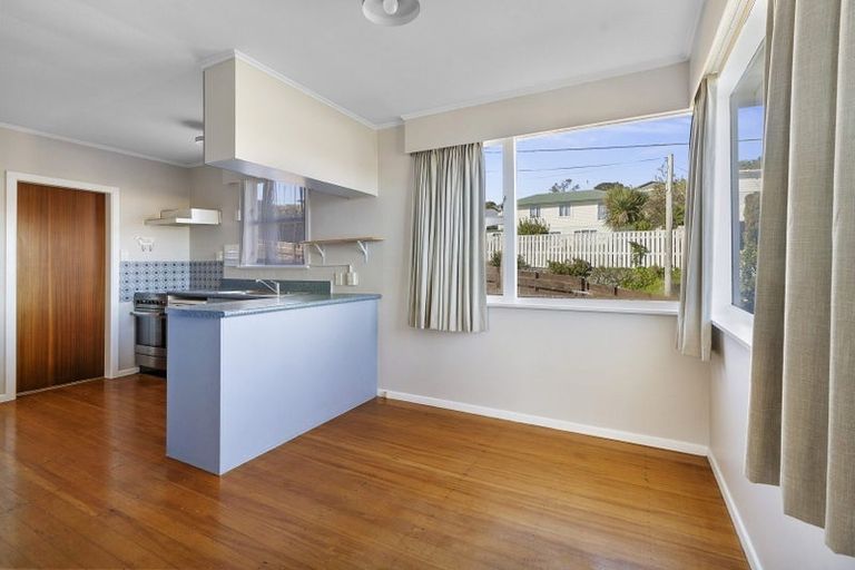 Photo of property in 3a Kinapori Terrace, Newlands, Wellington, 6037