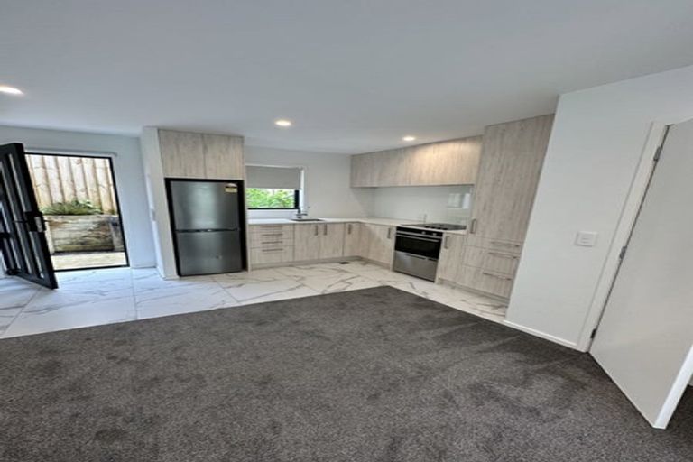 Photo of property in 3/80 Awaroa Road, Sunnyvale, Auckland, 0612