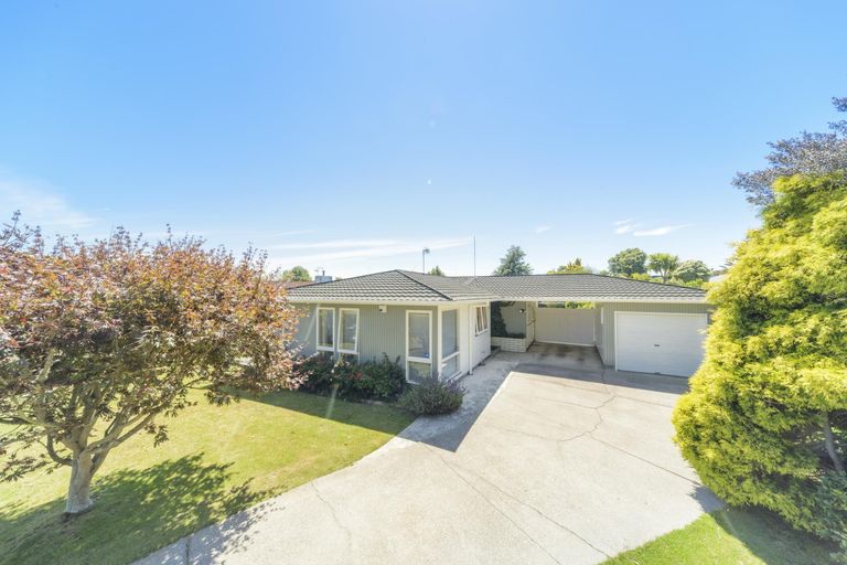 Photo of property in 77 Wikiriwhi Crescent, Awapuni, Palmerston North, 4412