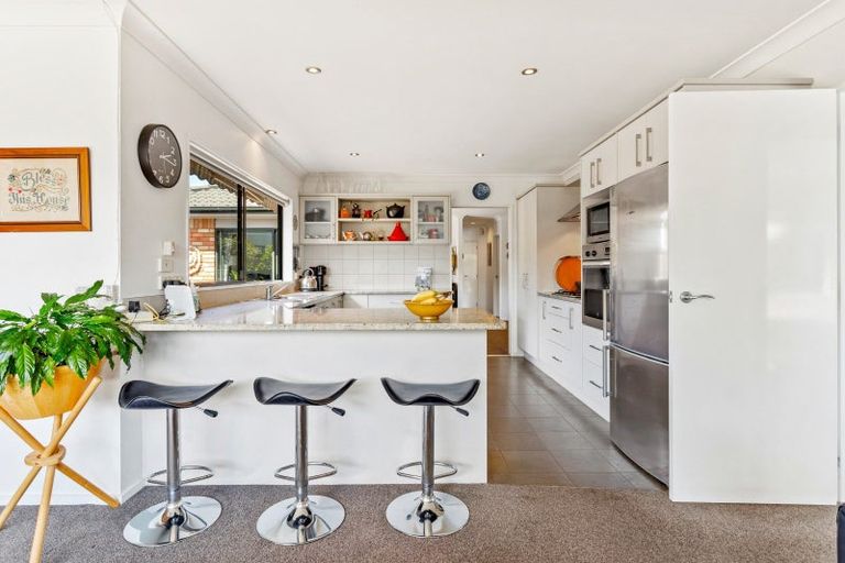 Photo of property in 20 Mackwell Road, Fairview Heights, Auckland, 0632