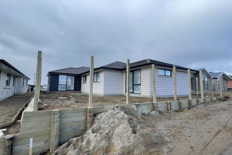 Photo of property in 39 Waruhia Crescent, Rototuna North, 3281