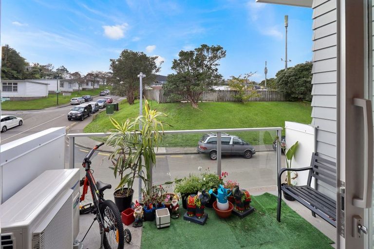 Photo of property in 4 Atkinson Street, Newlands, Wellington, 6037
