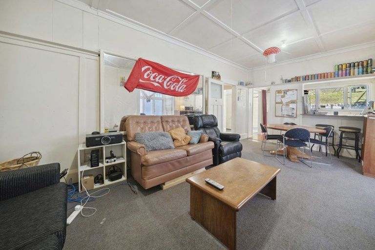Photo of property in 230 Oriental Parade, Oriental Bay, Wellington, 6011