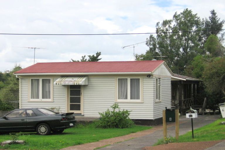 Photo of property in 2/4 West Lynn Road, Titirangi, Auckland, 0604