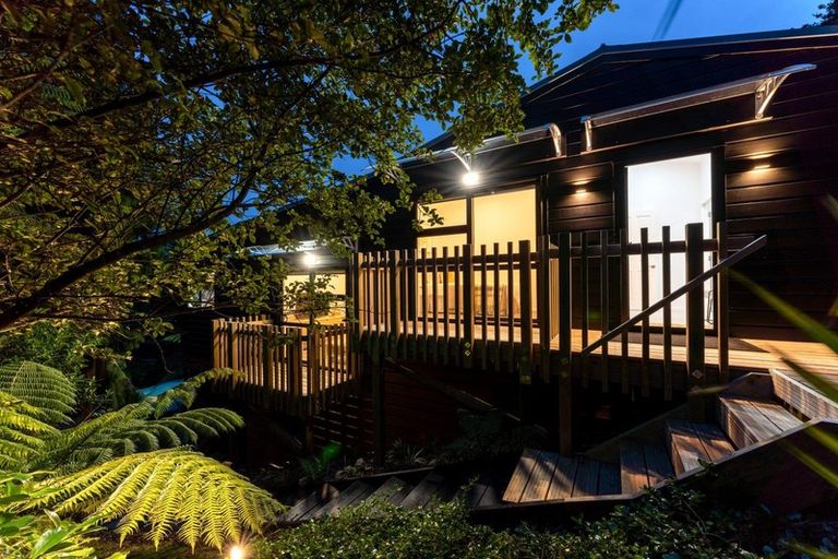 Photo of property in 11 Lannan Road, Surfdale, Waiheke Island, 1081