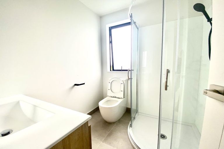 Photo of property in 1/20 Peach Road, Glenfield, Auckland, 0629