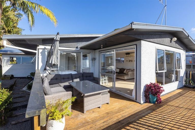 Photo of property in 43 Pohutukawa Avenue, Red Beach, 0932