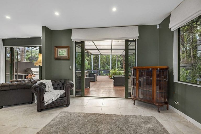Photo of property in 28 Tyrico Close, Unsworth Heights, Auckland, 0632