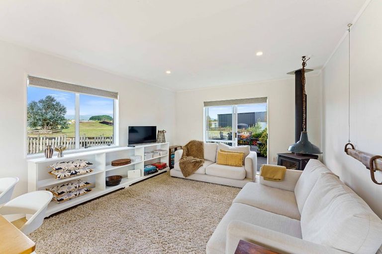 Photo of property in 3 Mavis Avenue, Waikawa Beach, Manakau, 5573
