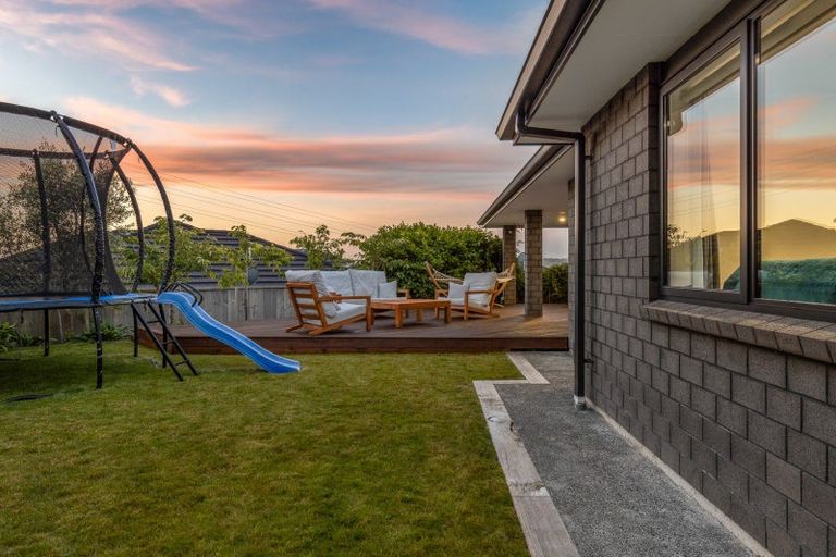 Photo of property in 2 Roundhouse Close, Whitby, Porirua, 5024