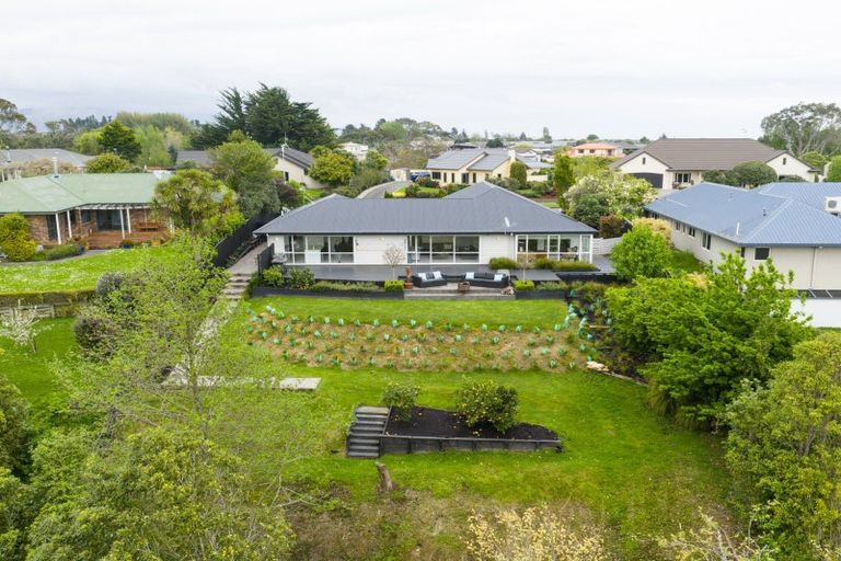 Photo of property in 28 Cashmere Drive, Fitzherbert, Palmerston North, 4410