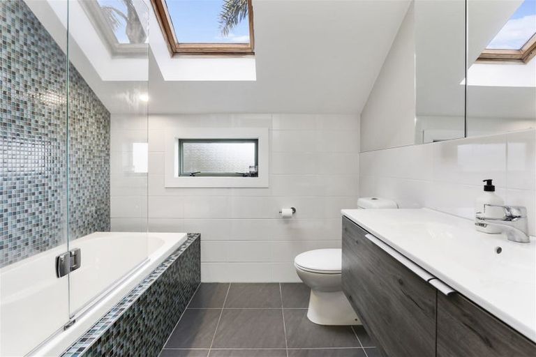 Photo of property in 2/305 Lake Road, Hauraki, Auckland, 0622