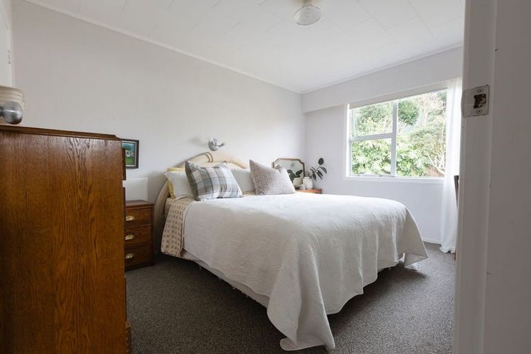 Photo of property in 5 Poharama Place, Marfell, New Plymouth, 4310