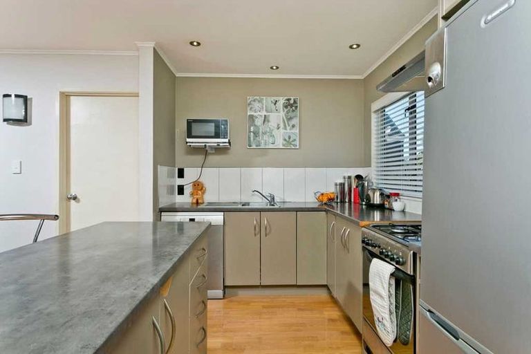 Photo of property in 2/15 Lambrown Drive, Totara Vale, Auckland, 0629