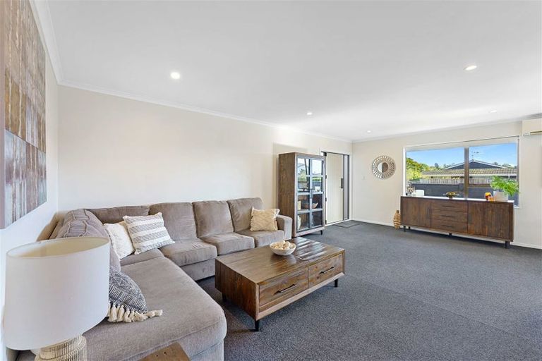 Photo of property in 34 Rewarewa Crescent, Waikanae, 5036