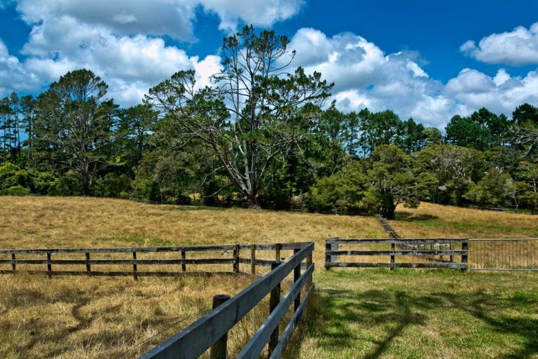 Photo of property in 11 Tawa Road, Kumeu, 0891