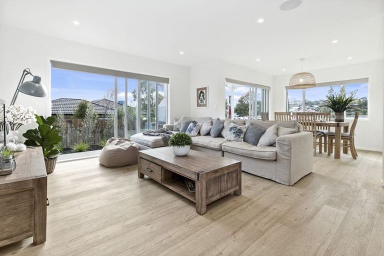 Photo of property in 2 Somerset Place, Stanmore Bay, Whangaparaoa, 0932