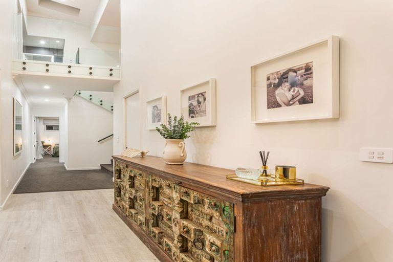 Photo of property in 8 Korako Drive, Kumeu, 0810