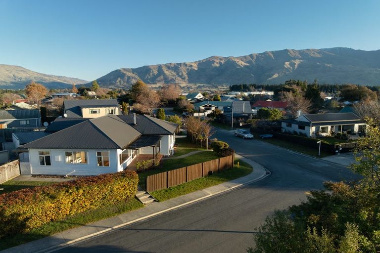 Photo of property in 8 Ragan Lane, Wanaka, 9305