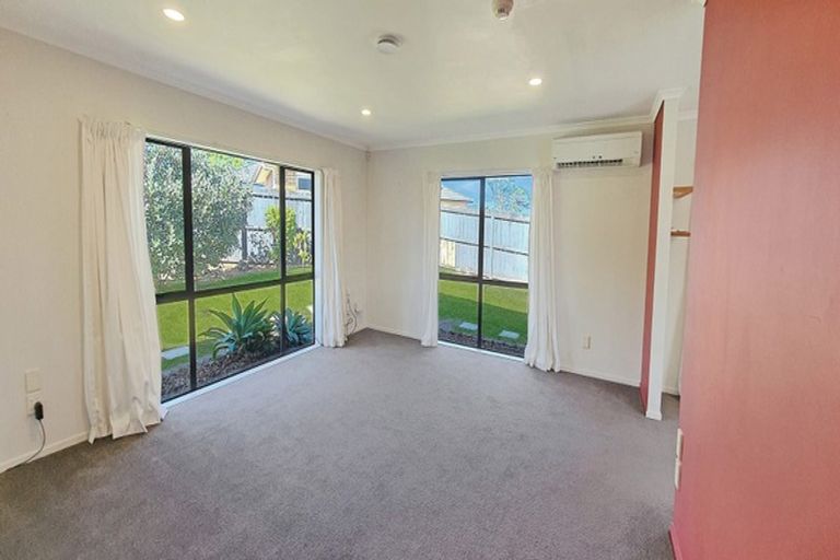 Photo of property in 33 Pitt Avenue, Clendon Park, Auckland, 2103