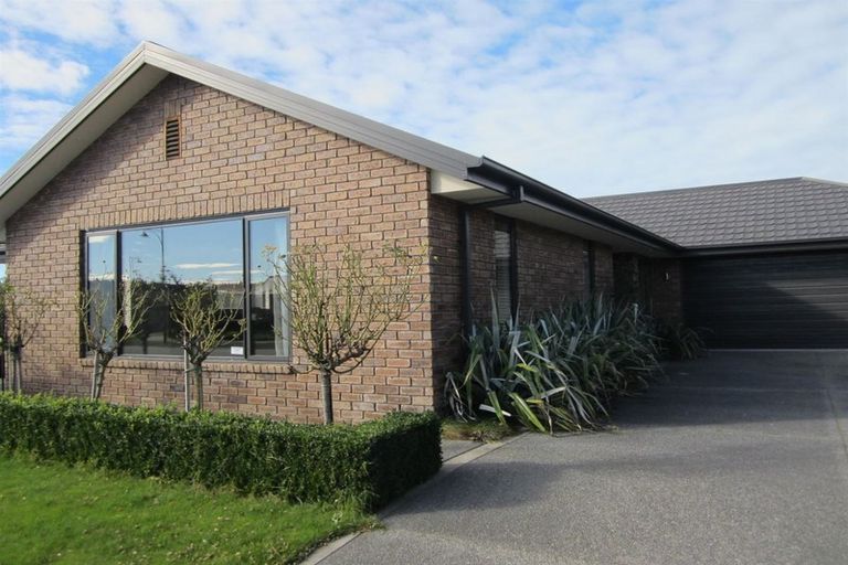 Photo of property in 2 Ruahine Place, Parklands, Christchurch, 8083
