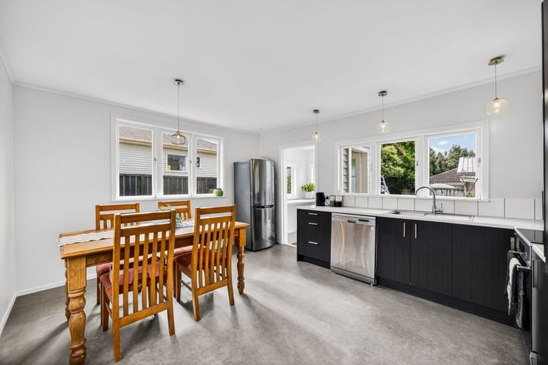 Photo of property in 36 Pine Avenue, Henderson, Auckland, 0612