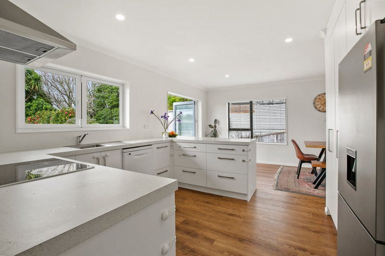 Photo of property in 60 Karina Road, Merrilands, New Plymouth, 4312