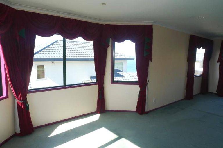 Photo of property in 11 Bennett Grove, Newlands, Wellington, 6037