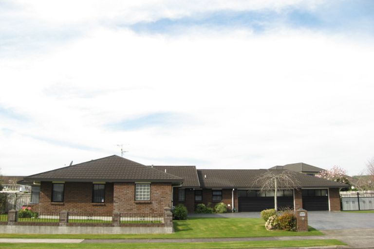 Photo of property in 9 Kinross Drive, Merrilands, New Plymouth, 4312