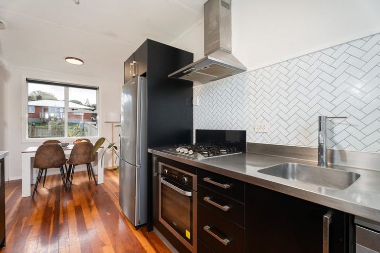 Photo of property in 32 Davidson Crescent, Tawa, Wellington, 5028