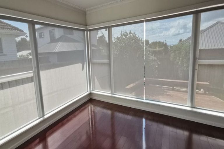 Photo of property in 2/15 Merton Avenue, Glenfield, Auckland, 0627