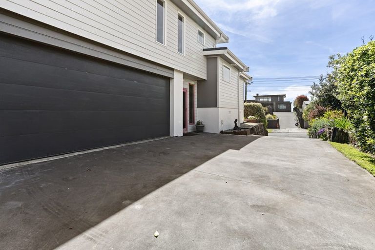 Photo of property in 27 Roy Terrace, Moturoa, New Plymouth, 4310