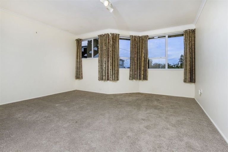 Photo of property in 70 Chivalry Road, Glenfield, Auckland, 0629